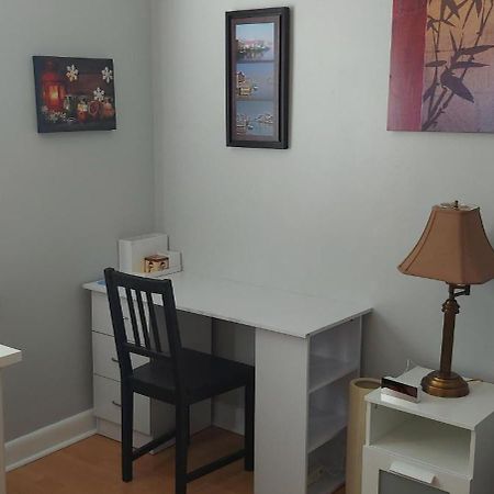 High Park Single Room With Personal Washroom And Kitchen Toronto Dış mekan fotoğraf