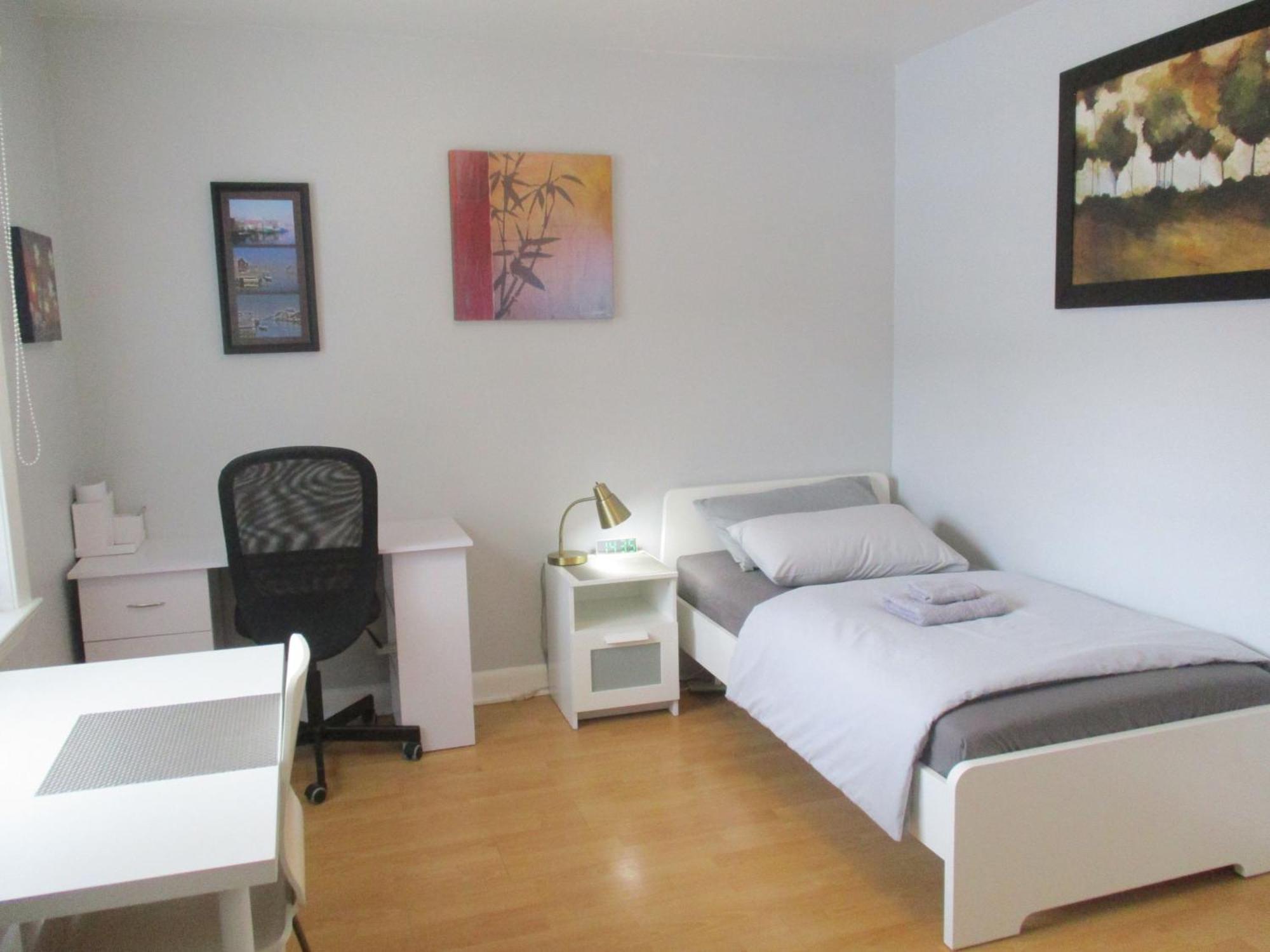 High Park Single Room With Personal Washroom And Kitchen Toronto Dış mekan fotoğraf